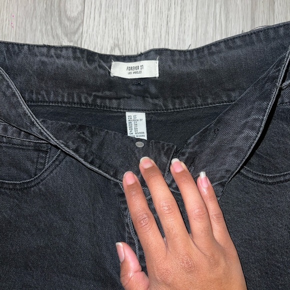 Forever 21 Black Denim Cut Off Belted Mom Jean Shorts High Rise Size 27 - Picture 2 of 7